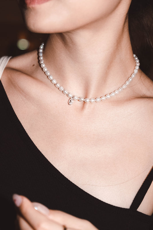 A Point Pearl Necklace