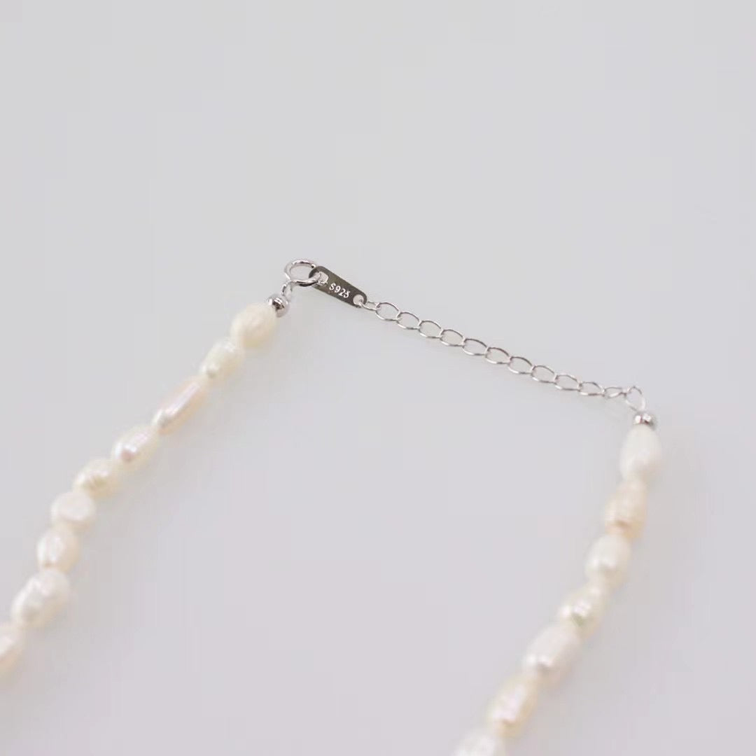 A Point Pearl Necklace
