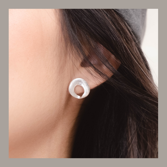 [ 韓國連線 🇰🇷 百搭質感霧面耳環 ] The Magic Hole Earrings - Matte Silver