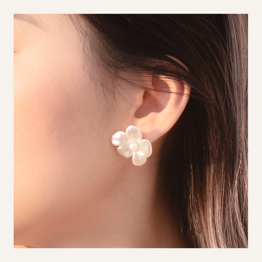 [ 韓國連線 🇰🇷 高級感珍珠花花耳環~ ] Hawaii Plumeria Earrings