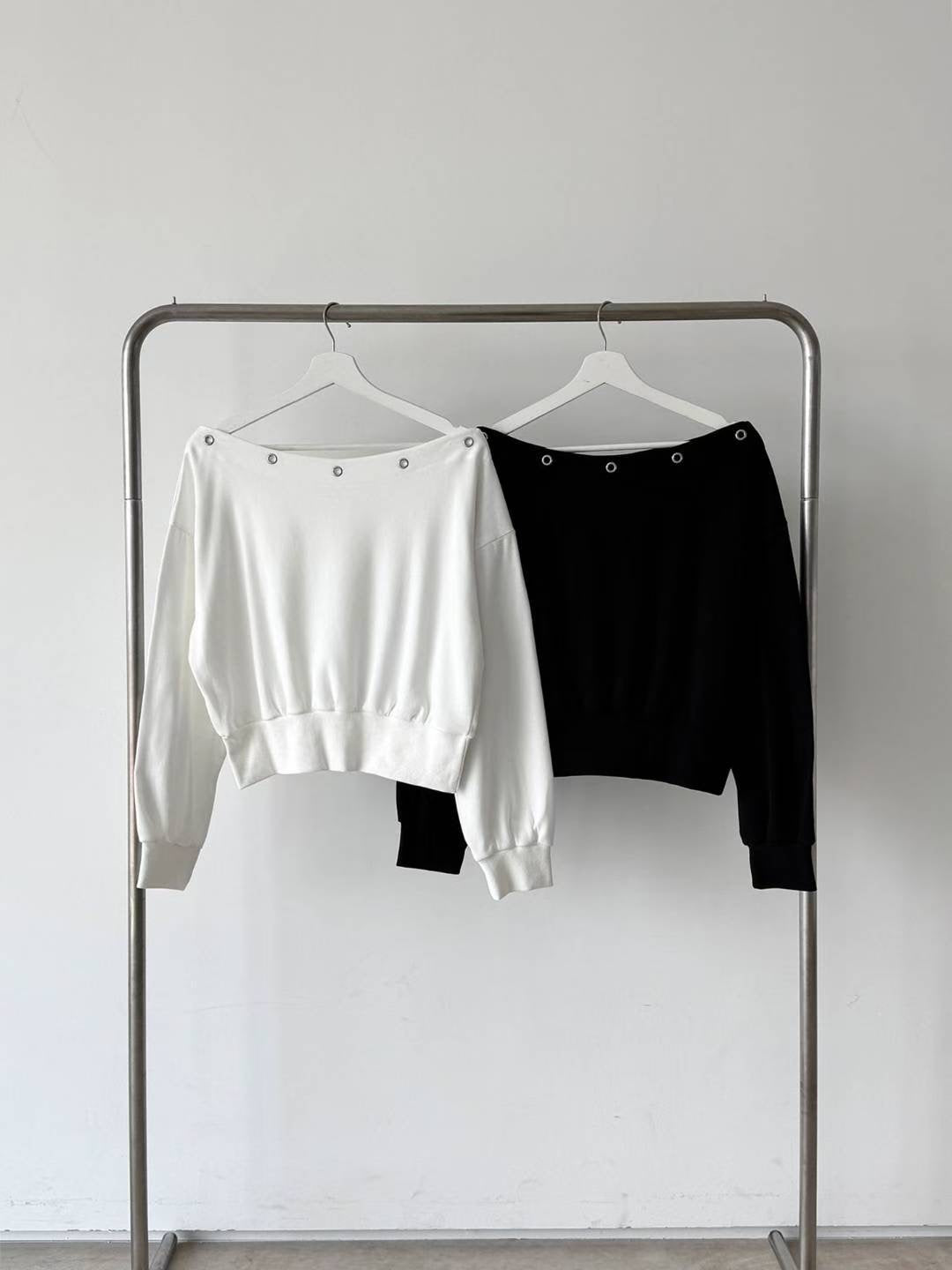 [ 🆕 型格寬鬆 斜膊鐵圈 top] Cool Girl Studs Off-shoulder Top - 2 colours