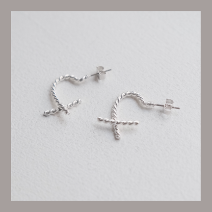[ 韓國連線 🇰🇷 造型紐紋心型耳環! ]Twisting Heart Shape Earrings - Silver