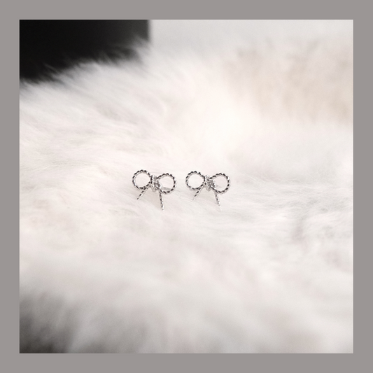 [ 韓國連線 🇰🇷 超推介! 精緻紐紋蝴蝶結耳環] Minimal Ribbon Earrings - Silver