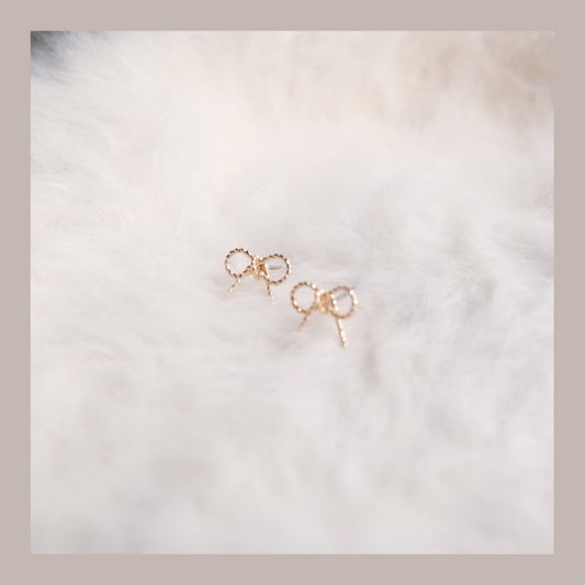 [ 韓國連線 🇰🇷 超推介! 精緻紐紋蝴蝶結耳環] Minimal Ribbon Earrings - Gold