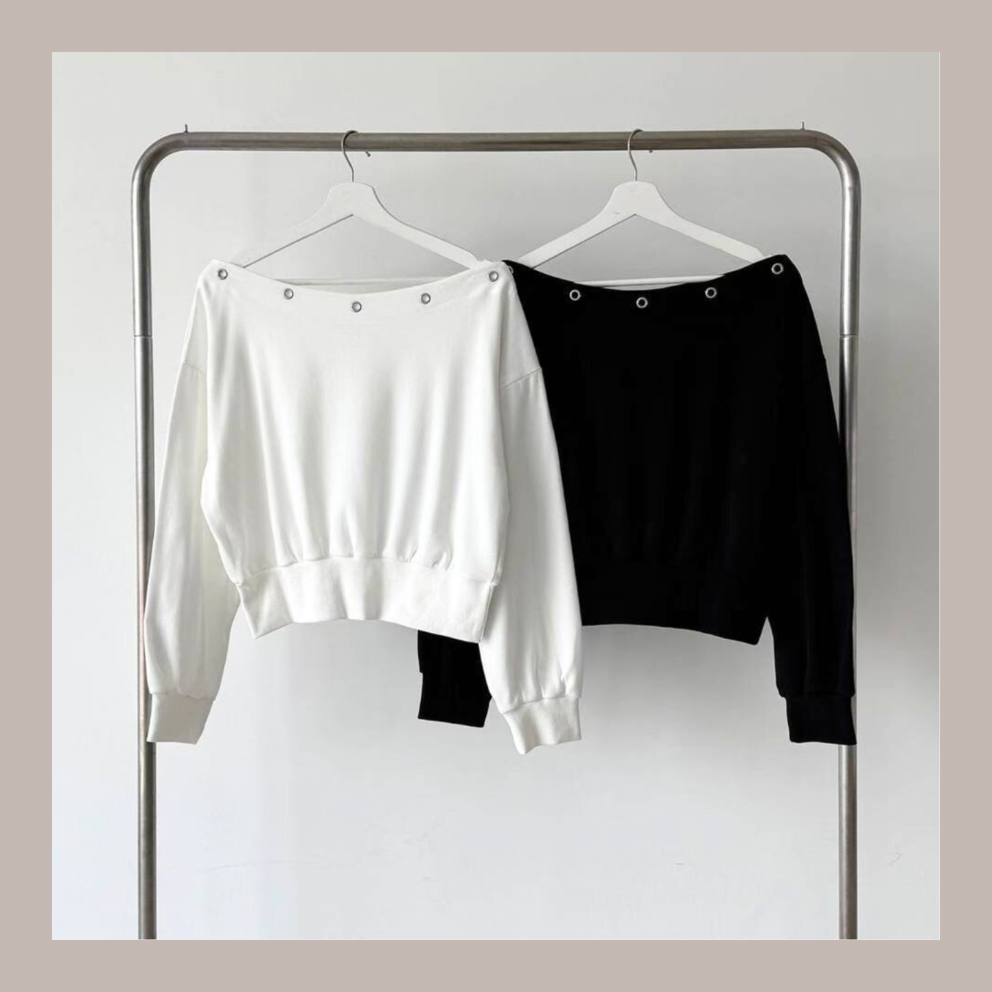 [ 🆕 型格寬鬆 斜膊鐵圈 top] Cool Girl Studs Off-shoulder Top - 2 colours