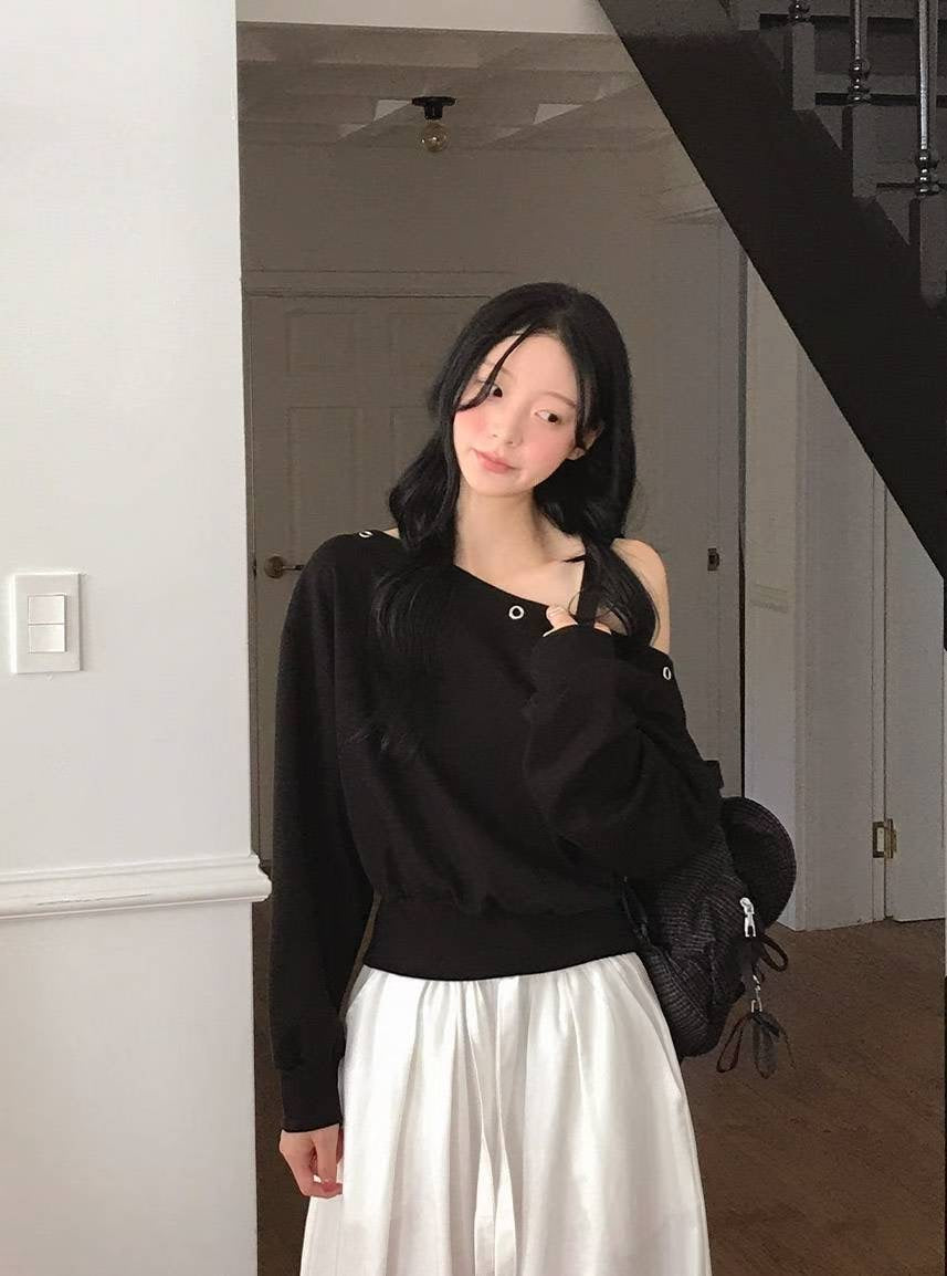 [ 🆕 型格寬鬆 斜膊鐵圈 top] Cool Girl Studs Off-shoulder Top - 2 colours