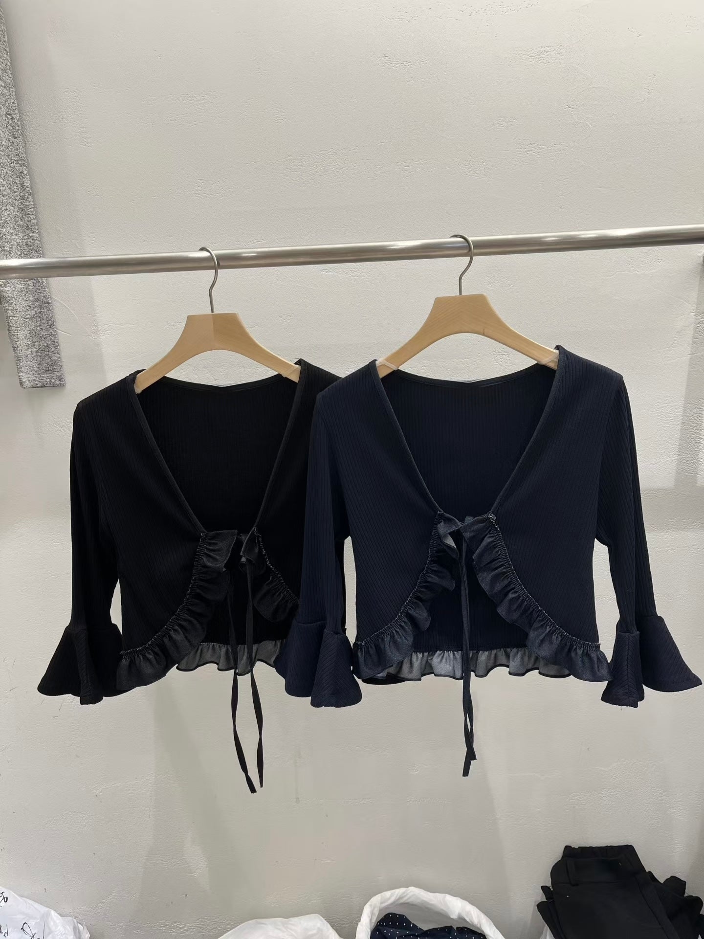 [ 🆕 氣質女生 🫐 Ruffle 綁帶短 Top ] Ruffle Around Tie Up Top - 2 colours
