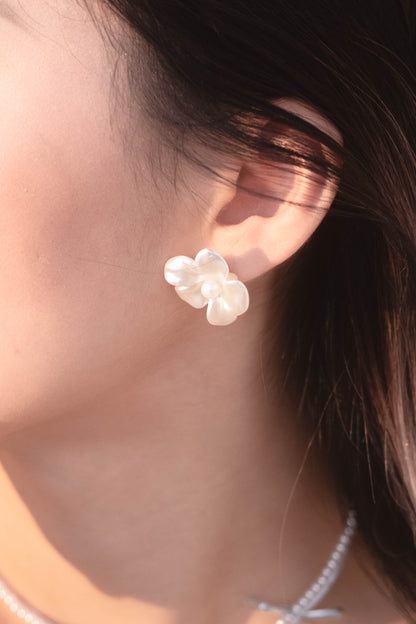 [ 韓國連線 🇰🇷 高級感珍珠花花耳環~ ] Hawaii Plumeria Earrings