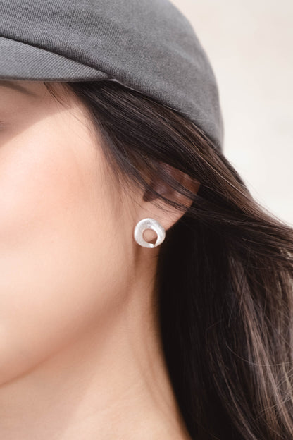 [ 韓國連線 🇰🇷 百搭質感霧面耳環 ] The Magic Hole Earrings - Matte Silver