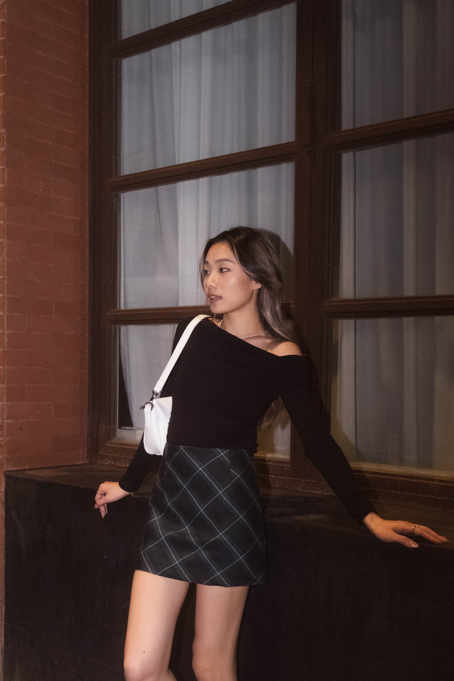 [ 無法抗拒低調小細節 top ! ] Off One Shoulder Classy Top