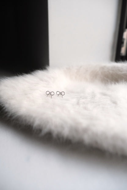 [ 韓國連線 🇰🇷 超推介! 精緻紐紋蝴蝶結耳環] Minimal Ribbon Earrings - Silver