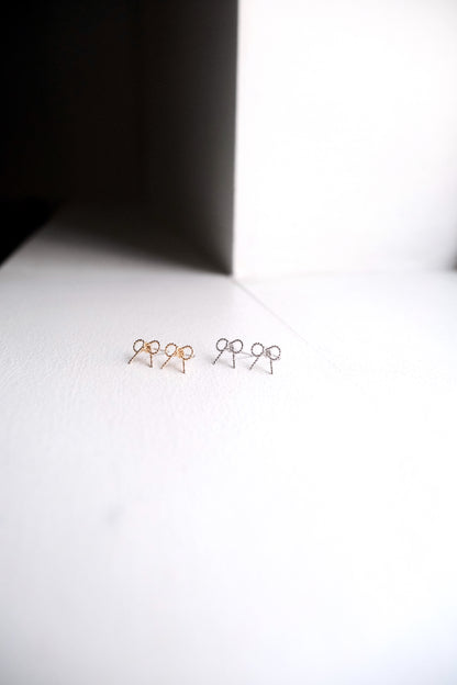 [ 韓國連線 🇰🇷 超推介! 精緻紐紋蝴蝶結耳環] Minimal Ribbon Earrings - Silver