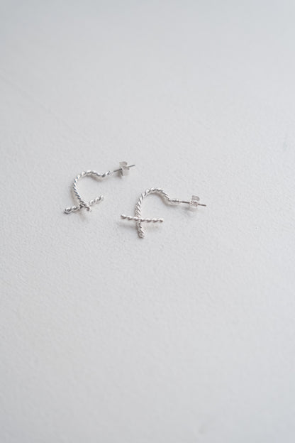 [ 韓國連線 🇰🇷 造型紐紋心型耳環! ]Twisting Heart Shape Earrings - Silver