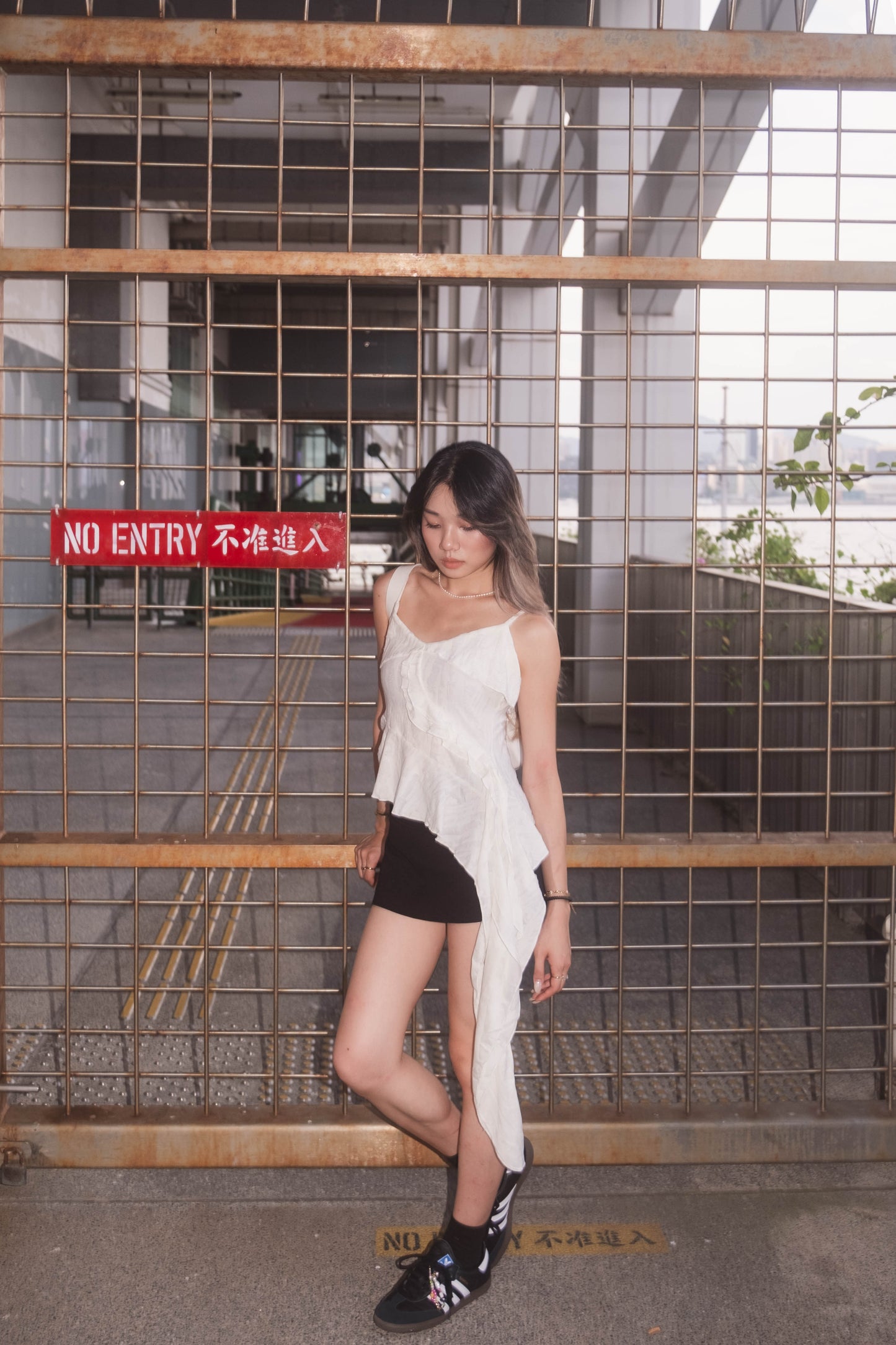 [ 飄逸~ 不規則吊帶 ] Shaved Snow Ruffle Top - White