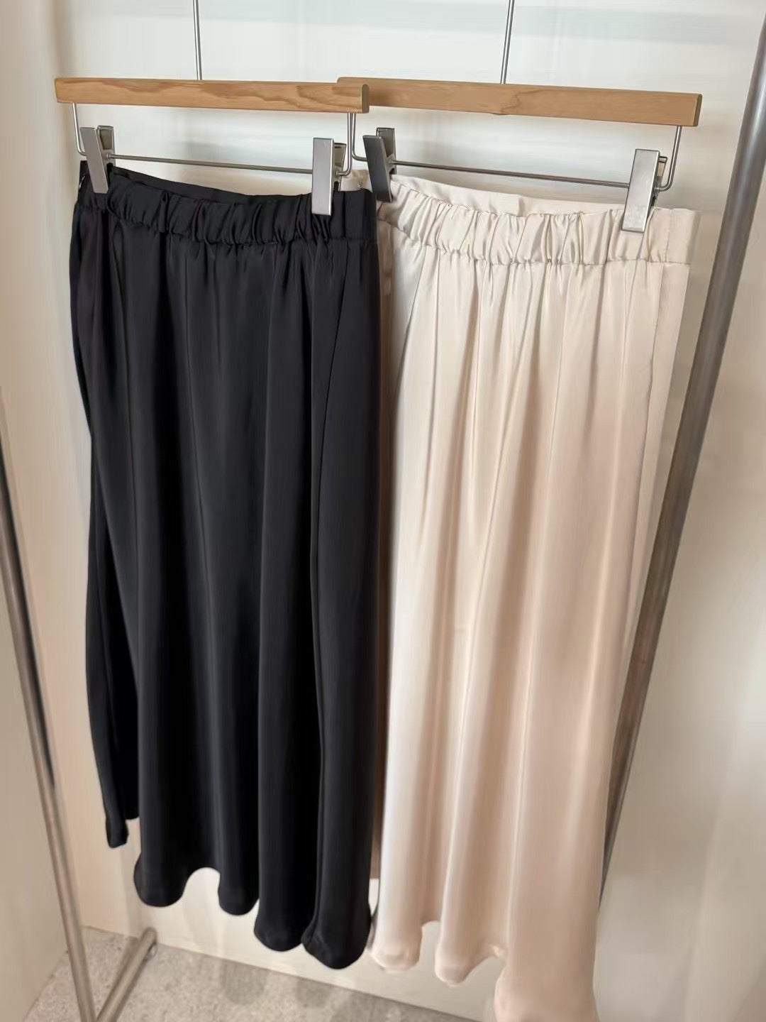 [ 🆕 必備! Silky長裙回歸 ⋆𐙚₊˚⊹♡🖤🤍 柔滑絲質 魚尾長裙 ] Satin Glowy Skirt - 2 colours