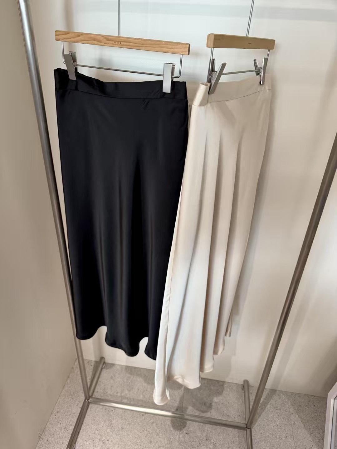 [ 🆕 必備! Silky長裙回歸 ⋆𐙚₊˚⊹♡🖤🤍 柔滑絲質 魚尾長裙 ] Satin Glowy Skirt - 2 colours