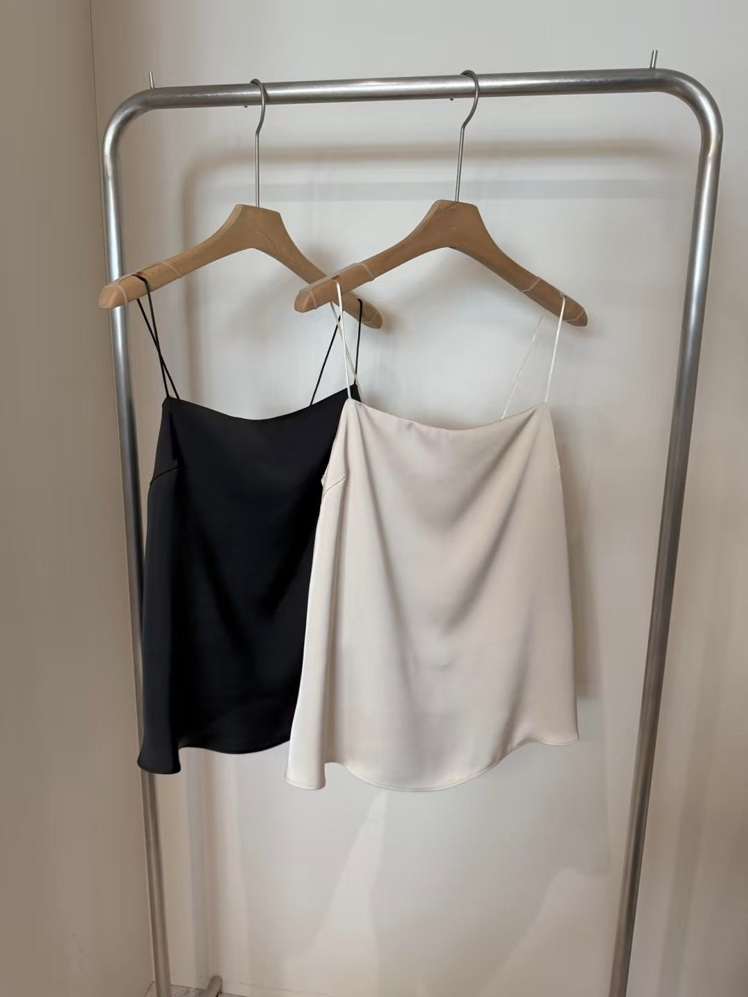 [ 🆕 極致高級感 🫧🐚✧˖° 柔滑絲質 簡約氣質吊帶 ] Satin Spaghetti Cami - 2 colours