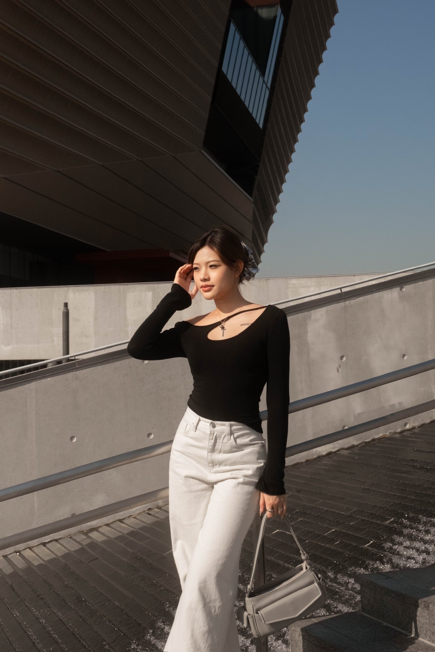 SALE [ 大力推薦! 小性感彈性薄長衫 ] Sneak Out Top - 2 colours