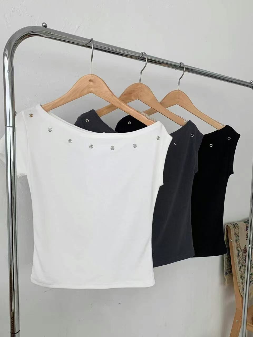 [ 新品優惠 🆕 型格日常! 斜肩鐵圈 top ] Studs Off Shoulder Tee