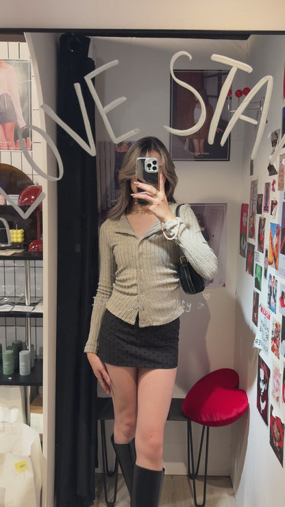 [ 特別材質 幼細毛毛 暗直間鈕扣 top ] Subtle Stripes Button Up Top - 3 colours